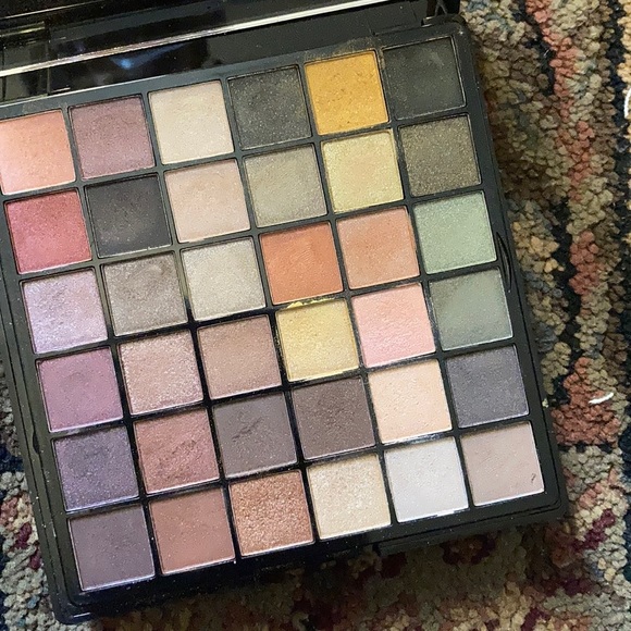 Avon ultimate eyeshadow palette - Picture 3 of 5